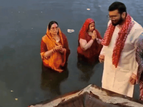 Offering prayers to the rising sun even in the rain | बारिश में भी उगते सूर्य को दिया अर्घ्य: व्रतियों ने खोला व्रत, पानी में खड़े होकर महिलाओं ने निभाई लोक परंपरा – Chittorgarh News Offering prayers to the rising sun even in the rain | बारिश में भी उगते सूर्य को दिया अर्घ्य: व्रतियों ने खोला व्रत, पानी में खड़े होकर महिलाओं ने निभाई लोक परंपरा – Chittorgarh News