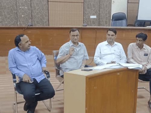 निकाय-पंचायतीराज चुनाव टले, SIR को लेकर राजनेताओं को ट्रेनिंग:कलेक्टर बोले- आमजन को जागरुक करेंगे, भ्रम की स्थितियां दूर करेंगे निकाय-पंचायतीराज चुनाव टले, SIR को लेकर राजनेताओं को ट्रेनिंग:कलेक्टर बोले- आमजन को जागरुक करेंगे, भ्रम की स्थितियां दूर करेंगे