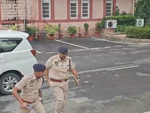 The High Court said that the real kingpin in cyber-fraud cases should be caught. | हाईकोर्ट ने कहा-साइबर-फ्रॉड के मामलों में असली किंगपिन को पकड़े: पुलिस बोली-हमारे सामने कई चुनौतियां, विदेशों में बैठकर कर रहे ठगी, डीजीपी-कमिश्नर हुए पेश – Jaipur News The High Court said that the real kingpin in cyber-fraud cases should be caught. | हाईकोर्ट ने कहा-साइबर-फ्रॉड के मामलों में असली किंगपिन को पकड़े: पुलिस बोली-हमारे सामने कई चुनौतियां, विदेशों में बैठकर कर रहे ठगी, डीजीपी-कमिश्नर हुए पेश – Jaipur News