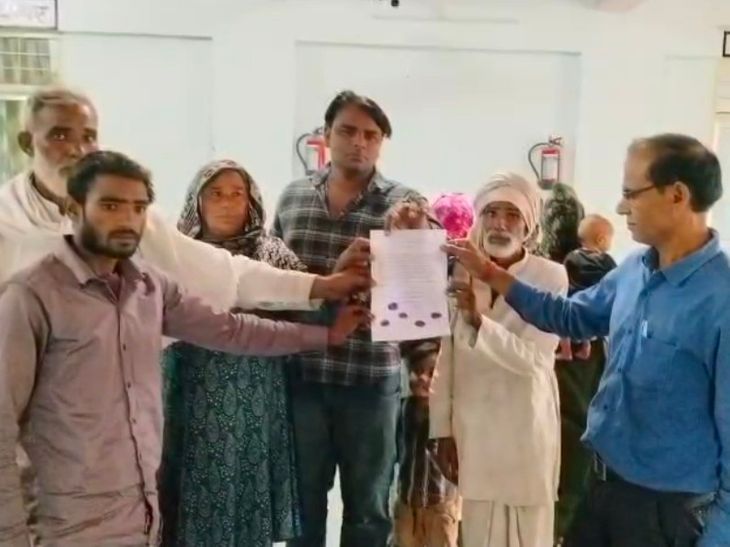 After a minor dispute, pits were dug on the road using a JCB Deeg | मामूली विवाद के बाद रास्ते पर जेसीबी से कराए गड्ढे: ग्रामीणों ने उपखंड अधिकारी को ज्ञापन सौंपा, रास्ता दुरुस्त कराने की मांग – Deeg News After a minor dispute, pits were dug on the road using a JCB Deeg | मामूली विवाद के बाद रास्ते पर जेसीबी से कराए गड्ढे: ग्रामीणों ने उपखंड अधिकारी को ज्ञापन सौंपा, रास्ता दुरुस्त कराने की मांग – Deeg News