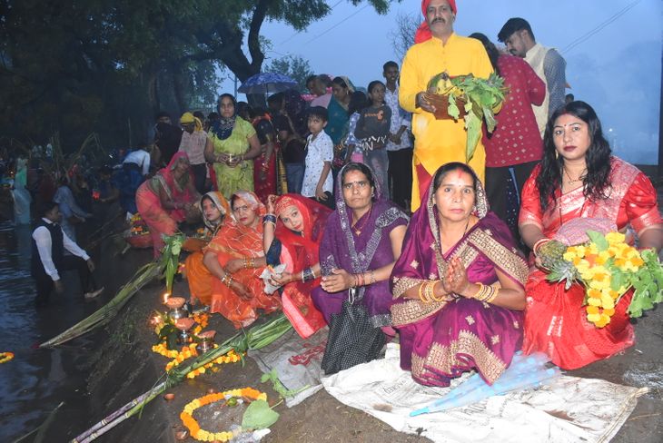 The splendor of Chhath spread on the ghats, offerings were made to the setting sun with songs of Chhathi Maiya. | घाटों पर बिखरी छठ की छटा, छठी मैया के गीतों के साथ अस्त होते सूर्य को दिया अर्घ्य – Bhilwara News The splendor of Chhath spread on the ghats, offerings were made to the setting sun with songs of Chhathi Maiya. | घाटों पर बिखरी छठ की छटा, छठी मैया के गीतों के साथ अस्त होते सूर्य को दिया अर्घ्य – Bhilwara News