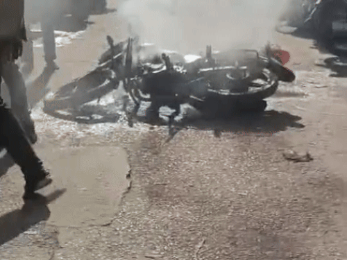 Drunk addict sets bike on fire | नशेड़ी ने बाइक में लगा दी आग: साड़ी मार्केट में बड़ा हादसा हो सकता था, हर रोज करते हैं परेशान – Bikaner News Drunk addict sets bike on fire | नशेड़ी ने बाइक में लगा दी आग: साड़ी मार्केट में बड़ा हादसा हो सकता था, हर रोज करते हैं परेशान – Bikaner News