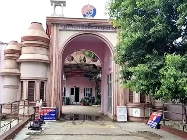 Daughter runs away from father’s house with lakhs of rupees and jewellery hanumangarh Rajasthan | बेटी पिता के घर से लाखों रुपए, जेवर लेकर भागी: अज्ञात व्यक्ति संग वारदात को दिया अंजाम, पुलिस ने दर्ज किया केस – Hanumangarh News Daughter runs away from father’s house with lakhs of rupees and jewellery hanumangarh Rajasthan | बेटी पिता के घर से लाखों रुपए, जेवर लेकर भागी: अज्ञात व्यक्ति संग वारदात को दिया अंजाम, पुलिस ने दर्ज किया केस – Hanumangarh News