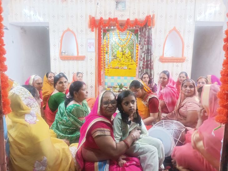 Suryavanshi Kumrawat Mahila Mandal organised Annakut in Jhalawar | झालावाड़ में सूर्यवंशी कुमरावत महिला मंडल ने किया अन्नकूट: श्रीराम जानकी मंदिर पर सजाया छप्पन भोग का थाल, भजन-कीर्तन भी हुए – jhalawar News Suryavanshi Kumrawat Mahila Mandal organised Annakut in Jhalawar | झालावाड़ में सूर्यवंशी कुमरावत महिला मंडल ने किया अन्नकूट: श्रीराम जानकी मंदिर पर सजाया छप्पन भोग का थाल, भजन-कीर्तन भी हुए – jhalawar News