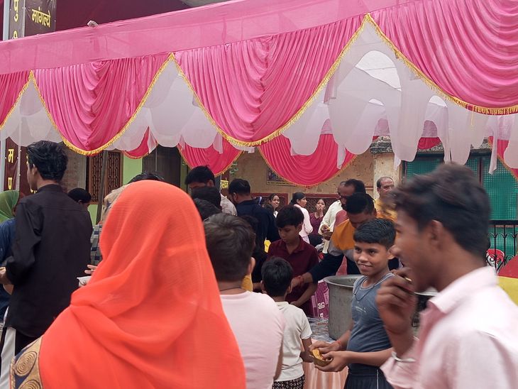 A huge feast was organised in the name of Shri Balaji in Rudauli ...