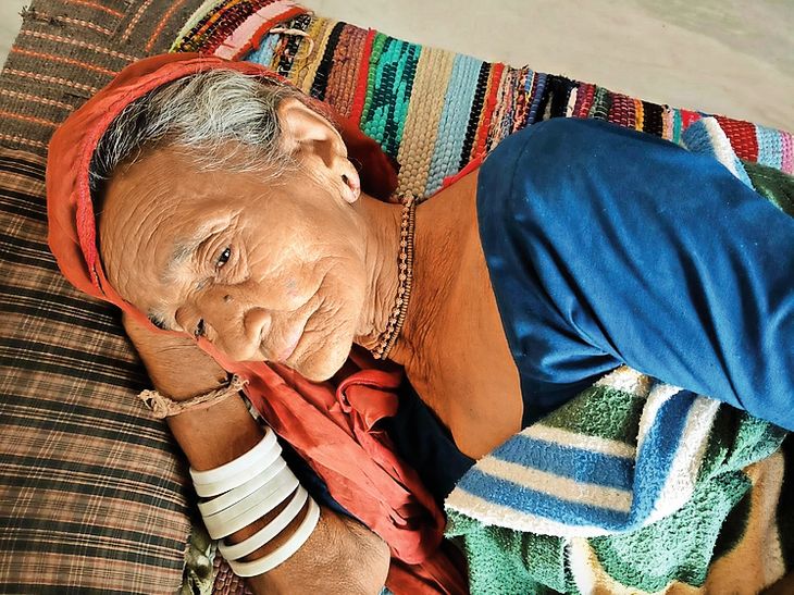 Thieves strangled an elderly woman while she was sleeping and stole her jewellery from her ears. | सोती बुजुर्ग महिला का गला दबा कानों से जेवर ले गए चोर – Pali (Marwar) News Thieves strangled an elderly woman while she was sleeping and stole her jewellery from her ears. | सोती बुजुर्ग महिला का गला दबा कानों से जेवर ले गए चोर – Pali (Marwar) News