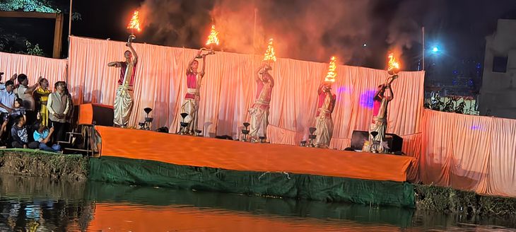 Ganga Aarti was performed at Raja Talab in Kusmi.