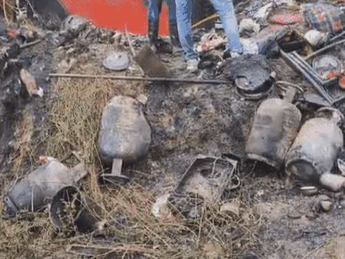 Rajasthan Jaipur Manoharpur Wroker Bus High Tension Fire Accident Tragedy Video Update जयपुर ग्रामीण के मनोहरपुर इलाके में आज सुबह मजदूरों से भरी बस के हाईटेंशन से टच होने पर बस में आग लग गई। इस दौरान बस में करंट दौड़ा जिस में 10 मजदूरों के झुलसने की जानकारी सामने आई हैं। | जयपुर में किस्मत से बचीं 50 से ज्यादा जिंदगियां: करंट से 2 मौतें, हाईटेंशन लाइन देख यात्रियों ने उतारने को कहा, बस ड्राइवर नहीं माना – Rajasthan News Rajasthan Jaipur Manoharpur Wroker Bus High Tension Fire Accident Tragedy Video Update जयपुर ग्रामीण के मनोहरपुर इलाके में आज सुबह मजदूरों से भरी बस के हाईटेंशन से टच होने पर बस में आग लग गई। इस दौरान बस में करंट दौड़ा जिस में 10 मजदूरों के झुलसने की जानकारी सामने आई हैं। | जयपुर में किस्मत से बचीं 50 से ज्यादा जिंदगियां: करंट से 2 मौतें, हाईटेंशन लाइन देख यात्रियों ने उतारने को कहा, बस ड्राइवर नहीं माना – Rajasthan News