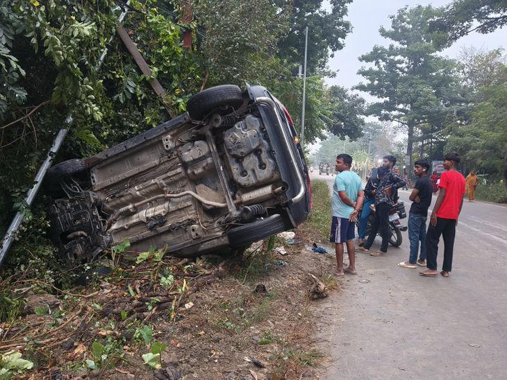 Car collides with electric pole in Mau