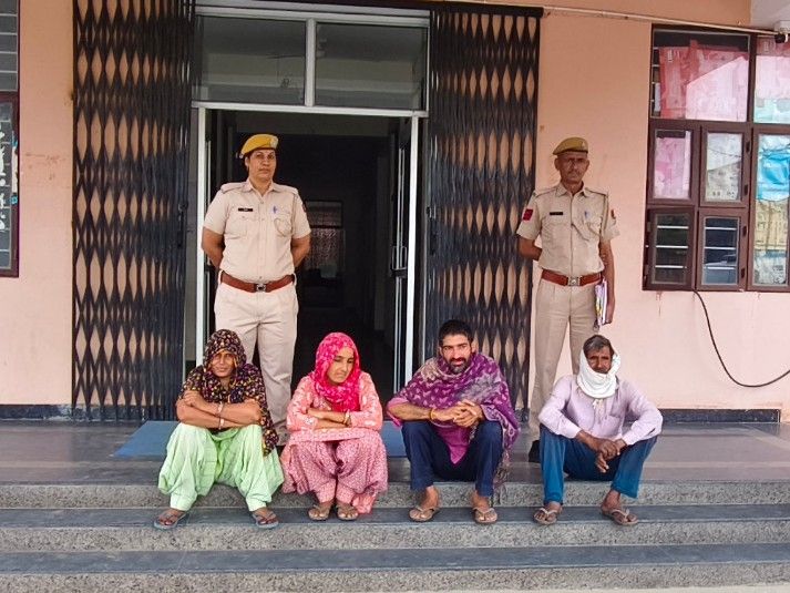 deadly attack on home | घर में घुसकर जानलेवा हमला: तोड़फोड़ और आगजनी, 4 आरोपी गिरफ्तार, दो महिलाएं भी शामिल – Jhunjhunu News deadly attack on home | घर में घुसकर जानलेवा हमला: तोड़फोड़ और आगजनी, 4 आरोपी गिरफ्तार, दो महिलाएं भी शामिल – Jhunjhunu News