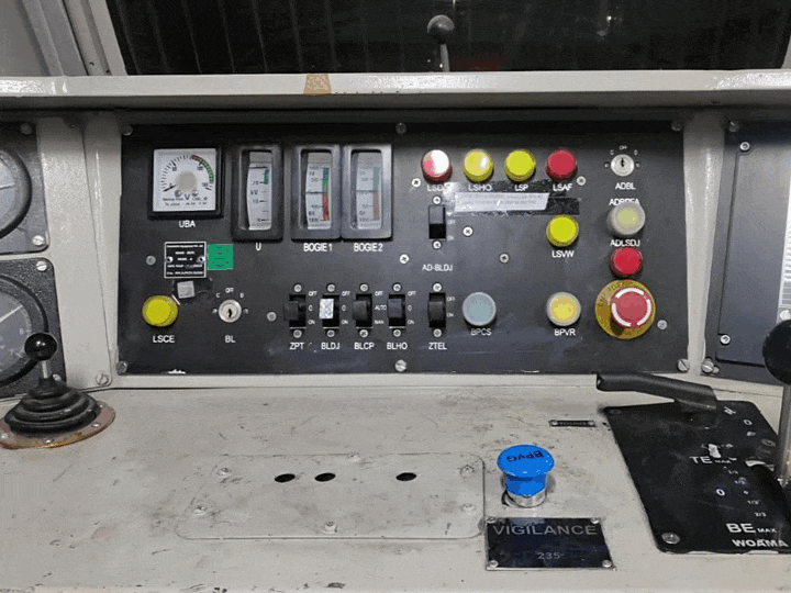 If the driver dozes off, the train will stop automatically. | ड्राइवर ने झपकी ली, तो खुद ही रुक जाएगी ट्रेन: भगत की कोठी डीजल शेड में 166 इलेक्ट्रिक इंजनों में लगा ऑटो ब्रेक सिस्टम – Jodhpur News If the driver dozes off, the train will stop automatically. | ड्राइवर ने झपकी ली, तो खुद ही रुक जाएगी ट्रेन: भगत की कोठी डीजल शेड में 166 इलेक्ट्रिक इंजनों में लगा ऑटो ब्रेक सिस्टम – Jodhpur News