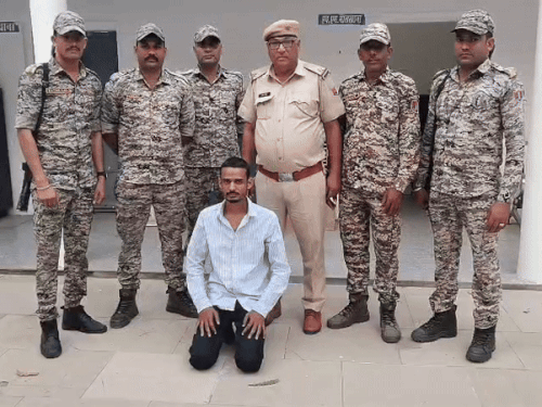 Police nabbed a criminal with a reward of Rs 10,000. | 10 हजार का इनामी बदमाश को पुलिस ने दबोचा: डेनिस बावरिया हत्याकांड में 7वीं गिरफ्तारी,गैंगवार और पुरानी दुश्मनी बनी हत्या की वजह – Jhunjhunu News Police nabbed a criminal with a reward of Rs 10,000. | 10 हजार का इनामी बदमाश को पुलिस ने दबोचा: डेनिस बावरिया हत्याकांड में 7वीं गिरफ्तारी,गैंगवार और पुरानी दुश्मनी बनी हत्या की वजह – Jhunjhunu News