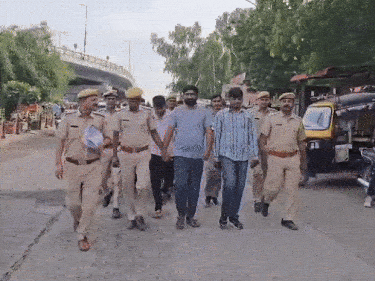 Trustee and son assaulted at gunpoint, 6 arrested including history-sheeter | ट्रस्टी-बेटे पर पिस्तौल तान की मारपीट, हिस्ट्रीशीटर समेत 6 गिरफ्तार: बदमाशों की करवाई परेड; 26 दिन पहले रात में गाडी ओवरटेक कर किया था हमला – Barmer News Trustee and son assaulted at gunpoint, 6 arrested including history-sheeter | ट्रस्टी-बेटे पर पिस्तौल तान की मारपीट, हिस्ट्रीशीटर समेत 6 गिरफ्तार: बदमाशों की करवाई परेड; 26 दिन पहले रात में गाडी ओवरटेक कर किया था हमला – Barmer News