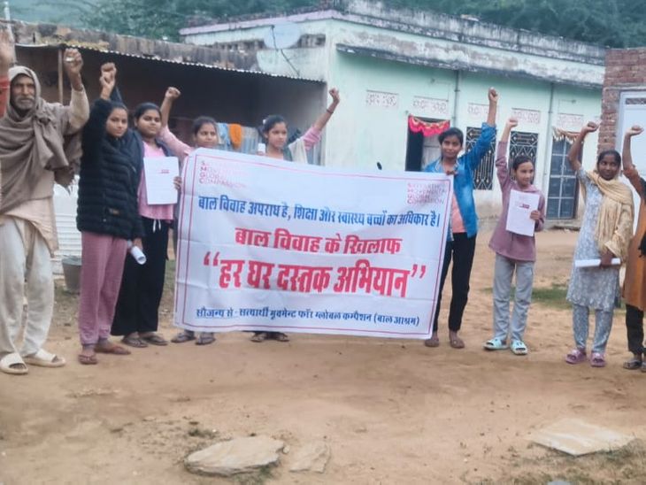 ‘Har Ghar Dastak’ campaign against child marriage | बाल विवाह के खिलाफ ‘हर घर दस्तक’ अभियान: सावो के सीजन में घर-घर जाकर पर्चे और पंपलेट बांटकर जागरूक किया – Kotputli-Behror News ‘Har Ghar Dastak’ campaign against child marriage | बाल विवाह के खिलाफ ‘हर घर दस्तक’ अभियान: सावो के सीजन में घर-घर जाकर पर्चे और पंपलेट बांटकर जागरूक किया – Kotputli-Behror News