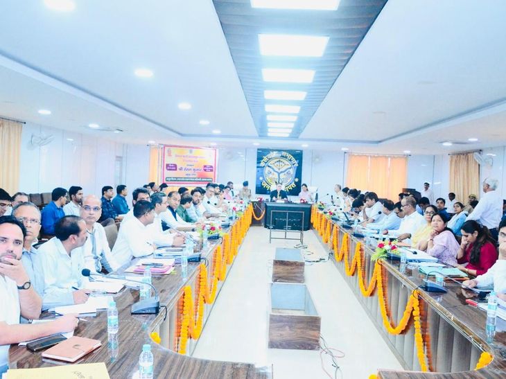 Principal Secretary held a review meeting in Baghpat