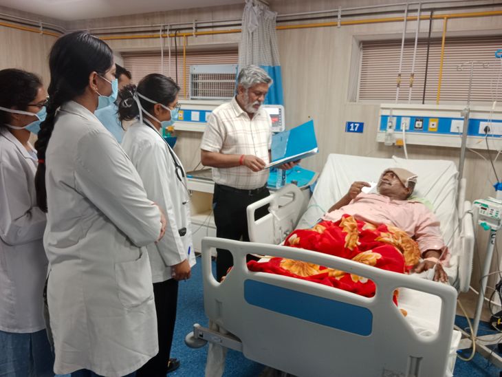 His health deteriorated on the train while returning from Mumbai. | मुंबई से लौटते समय ट्रेन में बिगड़ी तबीयत: डॉक्टरों ने लीवर से 400 एमएल मवाद निकालकर बचाई जान – Churu News His health deteriorated on the train while returning from Mumbai. | मुंबई से लौटते समय ट्रेन में बिगड़ी तबीयत: डॉक्टरों ने लीवर से 400 एमएल मवाद निकालकर बचाई जान – Churu News