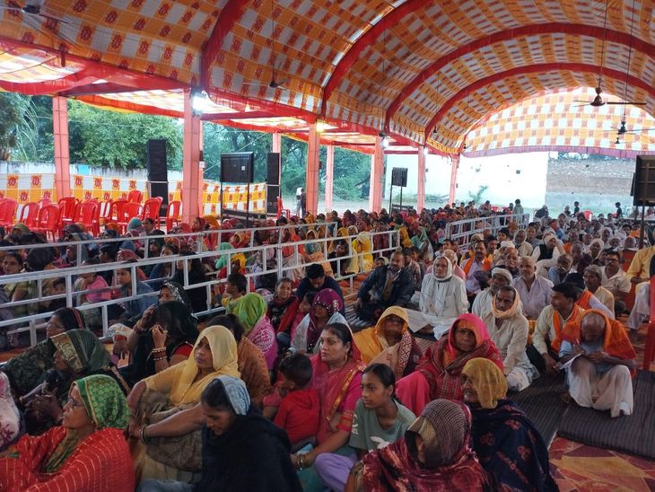 Bhagwat Katha continues in Umreth of Pinahat | पिनाहट के उमरेठ में ...