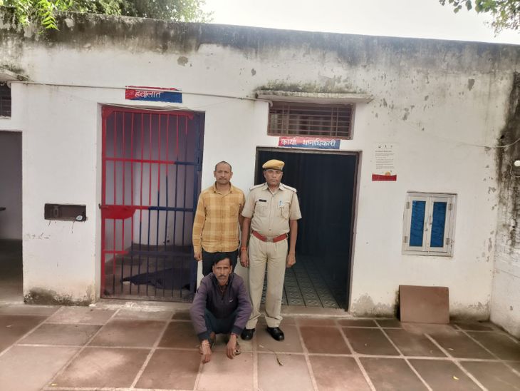Absconding accused arrested in illegal mining case | अवैध खनन मामले में फरार आरोपी गिरफ्तार: आंगई थाना पुलिस ने की कार्रवाई, ट्रैक्टर और कंप्रेसर मशीन जब्त की थी – Dholpur News Absconding accused arrested in illegal mining case | अवैध खनन मामले में फरार आरोपी गिरफ्तार: आंगई थाना पुलिस ने की कार्रवाई, ट्रैक्टर और कंप्रेसर मशीन जब्त की थी – Dholpur News