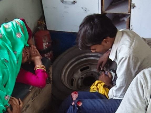 The tempo of a family going to the temple overturned. | मंदिर जा रहे परिवार का टेंपो पलटा: प्रेग्नेंट महिला समेत 9 लोग घायल, बिलोनीधाम जाते समय हुआ हादसा – Dholpur News The tempo of a family going to the temple overturned. | मंदिर जा रहे परिवार का टेंपो पलटा: प्रेग्नेंट महिला समेत 9 लोग घायल, बिलोनीधाम जाते समय हुआ हादसा – Dholpur News