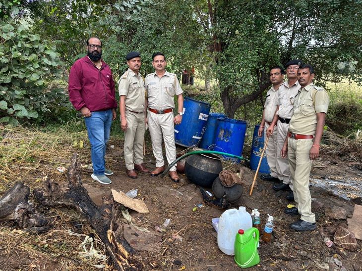 Action by the Excise Department in Rajasthan | राजस्थान में आबकारी विभाग का एक्शन: 10 जिलों में रेड डालकर हजारों लीटर वॉश नष्ट की, 30 से ज्यादा जगहों पर कार्रवाई-1 गिरफ्तार – Udaipur News Action by the Excise Department in Rajasthan | राजस्थान में आबकारी विभाग का एक्शन: 10 जिलों में रेड डालकर हजारों लीटर वॉश नष्ट की, 30 से ज्यादा जगहों पर कार्रवाई-1 गिरफ्तार – Udaipur News