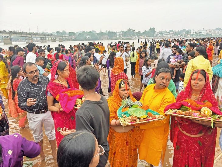 In Chainpur, the Chhath Ghat reverberated with the song 'Ugh ho Suraj ...