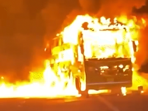 समृद्धि हाईवे पर चलती बस में आग:  ड्राइवर ने सभी पैसेंजर को बचाया, जलने से ठीक पहले बस रोकी; हादसे के कारण घंटों लगा जाम