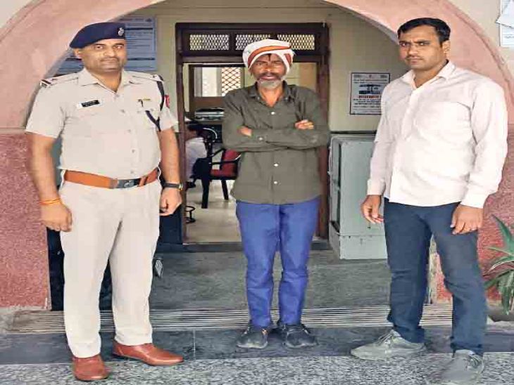 The accused of stealing railway goods was eluding the railway for a year, RPF caught him from Mathura. | आरपीएफ टीम की कार्रवाई: एक साल से चकमा दे रहा था रेलवे का सामान चोरी का आरोपी, आरपीएफ ने मथुरा से पकड़ा – Bharatpur News The accused of stealing railway goods was eluding the railway for a year, RPF caught him from Mathura. | आरपीएफ टीम की कार्रवाई: एक साल से चकमा दे रहा था रेलवे का सामान चोरी का आरोपी, आरपीएफ ने मथुरा से पकड़ा – Bharatpur News