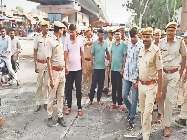 assault and robbery case | मारपीट व लूट का मामला: केसर कालवी गैंग के 3 हिस्ट्रीशीटर सहित 8 गिरफ्तार, आरोपियों की करवाई परेड – Barmer News assault and robbery case | मारपीट व लूट का मामला: केसर कालवी गैंग के 3 हिस्ट्रीशीटर सहित 8 गिरफ्तार, आरोपियों की करवाई परेड – Barmer News