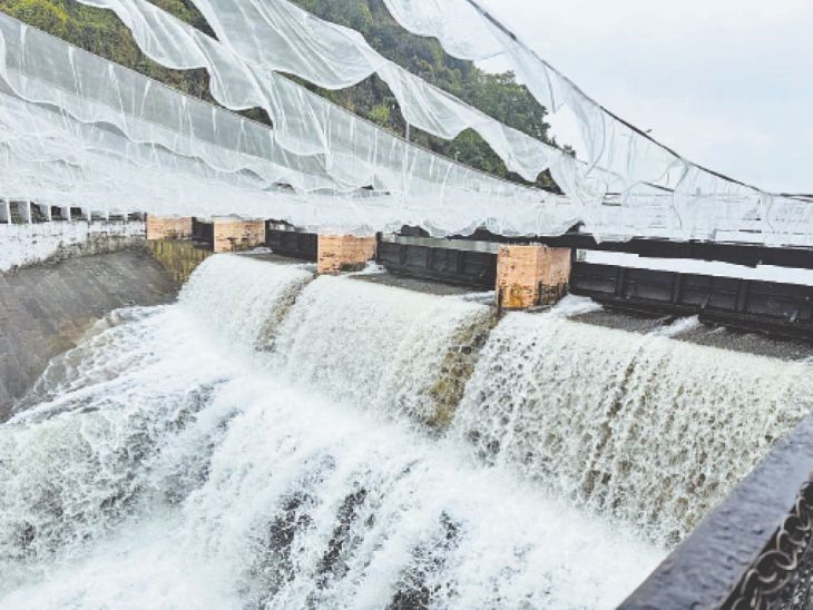 Three gates of Fatehsagar opened, waterfall in October for the fourth time in 52 years, 3 feet flow in Sisaram | बेमौसम सब तर: फतहसागर के 3 गेट खोले, 52 साल में चौथी बार अक्टूबर में भी झरना, सीसारमा में 3 फीट बहाव – Udaipur News Three gates of Fatehsagar opened, waterfall in October for the fourth time in 52 years, 3 feet flow in Sisaram | बेमौसम सब तर: फतहसागर के 3 गेट खोले, 52 साल में चौथी बार अक्टूबर में भी झरना, सीसारमा में 3 फीट बहाव – Udaipur News