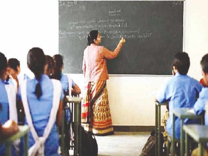 Students from Classes 9th to 12th are relieved of their worries about the half-yearly exams; they will have to prepare for the prescribed syllabus only; questions will not be asked from incomplete syllabus. | माध्यमिक शिक्षा निदेशालय: 9वीं से 12वीं के बच्चों की अर्द्धवार्षिक परीक्षा की चिंता दूर, तय कोर्स की ही करनी होगी तैयारी, अधूरे कोर्स से नहीं पूछे जाएंगे प्रश्न – Udaipur News Students from Classes 9th to 12th are relieved of their worries about the half-yearly exams; they will have to prepare for the prescribed syllabus only; questions will not be asked from incomplete syllabus. | माध्यमिक शिक्षा निदेशालय: 9वीं से 12वीं के बच्चों की अर्द्धवार्षिक परीक्षा की चिंता दूर, तय कोर्स की ही करनी होगी तैयारी, अधूरे कोर्स से नहीं पूछे जाएंगे प्रश्न – Udaipur News