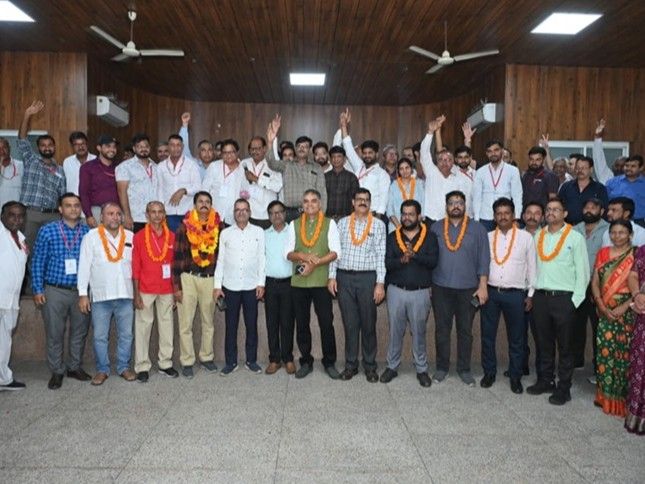 Mohan Singh became the state president of Housing Board Employees Union | मोहन सिंह बने हाउसिंग बोर्ड कर्मचारी संघ के प्रदेशाध्यक्ष: प्रतिद्वंदी श्याम बिहारी को 141 वोटो से हराया; जीत के बाद नई कार्यकारिणी का किया गठन – Jaipur News Mohan Singh became the state president of Housing Board Employees Union | मोहन सिंह बने हाउसिंग बोर्ड कर्मचारी संघ के प्रदेशाध्यक्ष: प्रतिद्वंदी श्याम बिहारी को 141 वोटो से हराया; जीत के बाद नई कार्यकारिणी का किया गठन – Jaipur News