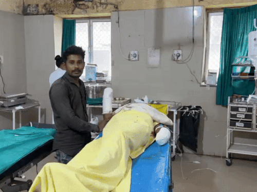 A landmine bomb exploded while fishing, blowing off both the hands of a young man. | बारूदी बम फटने से युवक के हाथों के चीथड़े उड़े: हथेलियां फटीं; लहूलुहान हालत में जमीन पर गिर पड़ा, लोगों ने पहुंचाया हॉस्पिटल – Banswara News A landmine bomb exploded while fishing, blowing off both the hands of a young man. | बारूदी बम फटने से युवक के हाथों के चीथड़े उड़े: हथेलियां फटीं; लहूलुहान हालत में जमीन पर गिर पड़ा, लोगों ने पहुंचाया हॉस्पिटल – Banswara News