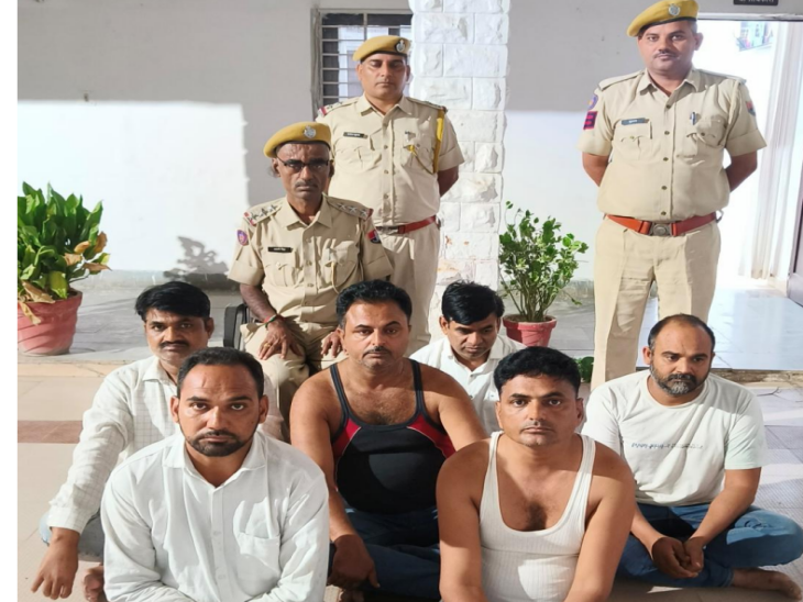 6 arrested in stone pelting and firing case | पत्थरबाजी और फायरिंग के मामले में 6 गिरफ्तार: विवादित प्लॉट के कब्जे को लेकर हुआ था झगड़ा, दोनों पक्षों ने दर्ज कराया केस – Jodhpur News 6 arrested in stone pelting and firing case | पत्थरबाजी और फायरिंग के मामले में 6 गिरफ्तार: विवादित प्लॉट के कब्जे को लेकर हुआ था झगड़ा, दोनों पक्षों ने दर्ज कराया केस – Jodhpur News