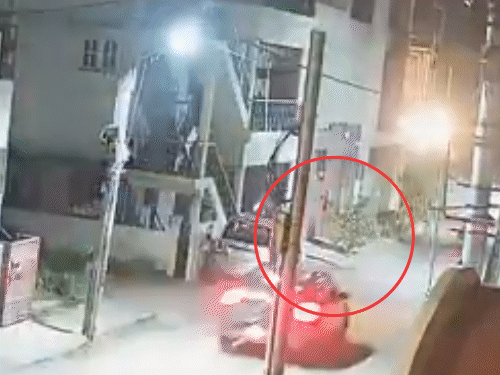 Bengaluru Murder Video; Food Delivery Boy Vs Manoj Aarti | Road Rage | बेंगलुरु- कपल ने कार से फूड डिलीवरी एजेंट को कुचला,मौत: युवक की स्कूटी कार से भिड़ गई थी; 2km पीछा कर टक्कर मारी
