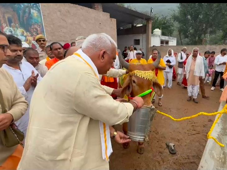 Minister of State for Home Affairs Bedham performed cow worship at Sikri cow shelters. | गृह राज्य मंत्री बेढ़म ने सीकरी गोशालाओं में किया गो-पूजन: गोपाष्टमी पर गौ-संवर्धन के प्रति जताई प्रतिबद्धता – Deeg News Minister of State for Home Affairs Bedham performed cow worship at Sikri cow shelters. | गृह राज्य मंत्री बेढ़म ने सीकरी गोशालाओं में किया गो-पूजन: गोपाष्टमी पर गौ-संवर्धन के प्रति जताई प्रतिबद्धता – Deeg News