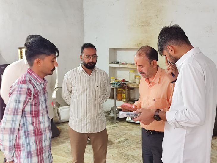 EO Charan conducted a surprise inspection of Annapurna cooks. | इओ चारण ने किया अन्नपूर्णा रसोईयों का औचक निरीक्षण: भोजन वितरण में पारदर्शिता बनाए रखने के निर्देश दिए – Parbatsar (Didwana-Kuchaman) News EO Charan conducted a surprise inspection of Annapurna cooks. | इओ चारण ने किया अन्नपूर्णा रसोईयों का औचक निरीक्षण: भोजन वितरण में पारदर्शिता बनाए रखने के निर्देश दिए – Parbatsar (Didwana-Kuchaman) News