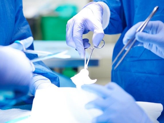 डॉक्टरों ने पैर के अंगूठे से हाथ का अंगूठा बनाया:दिल्ली में 20 साल के युवक का एक्सीडेंट में पैर, हाथ की उंगली कट गई थी- INA NEWS