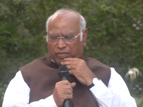 Mallikarjun Kharge Vs RSS Ban; PM Narendra Modi | Congress BJP | खड़गे बोले- RSS पर बैन लगाना चाहिए: PM-शाह को पटेल के विचारों का सम्मान तो ऐसा करें; संघ-भाजपा के कारण देश की कानून-व्यवस्था बिगड़ी