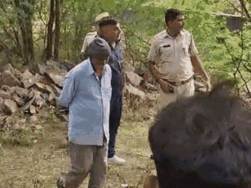 Mother and son murdered their father by hitting him on the head. | सिर पर वार कर मां-बेटे ने पिता का किया मर्डर: दोनों से चल रहा था विवाद, खेत के बाडे में अकेला रहता था; 7 आरोपी गिरफ्तार – Pushkar News Mother and son murdered their father by hitting him on the head. | सिर पर वार कर मां-बेटे ने पिता का किया मर्डर: दोनों से चल रहा था विवाद, खेत के बाडे में अकेला रहता था; 7 आरोपी गिरफ्तार – Pushkar News