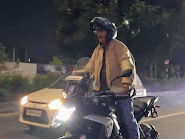 टीकू तलसानिया ने रोड पर किया खतरनाक बाइक स्टंट:अहमदाबाद ट्रैफिक पुलिस ने केस दर्ज किया, मांगनी पड़ी माफी; साथ मौजूद थीं एक्ट्रेस मानसी पारेख