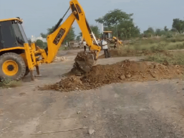 BDA takes action against illegal colonies/Bharatpur Devlopment Authoriti/Avaidh Coloni/Karrwai | BDA ने अवैध कॉलोनियों पर की कार्रवाई: नेशनल हाईवे-21 पर हो रही अवैध प्लॉटिंग, टीम ने बुलडोजर से जमीनों को खोदा – Bharatpur News BDA takes action against illegal colonies/Bharatpur Devlopment Authoriti/Avaidh Coloni/Karrwai | BDA ने अवैध कॉलोनियों पर की कार्रवाई: नेशनल हाईवे-21 पर हो रही अवैध प्लॉटिंग, टीम ने बुलडोजर से जमीनों को खोदा – Bharatpur News