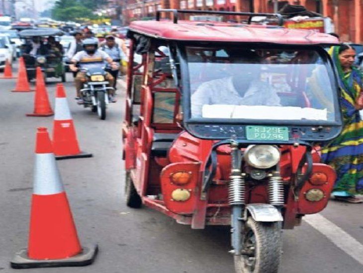 E-rickshaws ran in the left lane on both sides for 7 hours, breaking the rules and getting fined… no traffic jams. | 7 घंटे दोनों साइड लेफ्ट लेन में चले ई-रिक्शा, नियम तोड़ा तो बना चालान… नहीं लगा जाम – Jaipur News E-rickshaws ran in the left lane on both sides for 7 hours, breaking the rules and getting fined… no traffic jams. | 7 घंटे दोनों साइड लेफ्ट लेन में चले ई-रिक्शा, नियम तोड़ा तो बना चालान… नहीं लगा जाम – Jaipur News