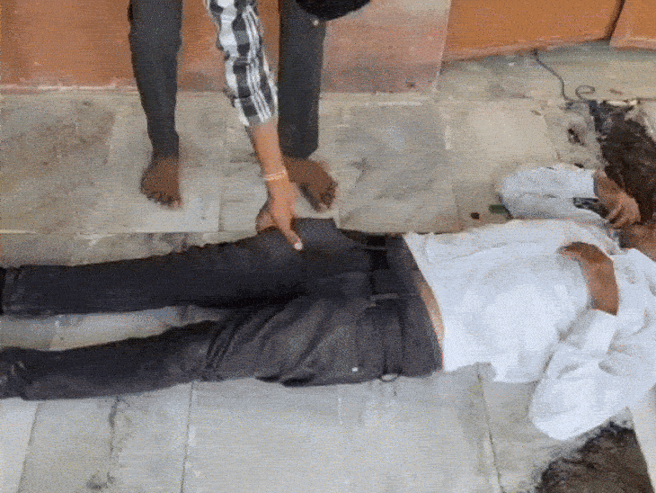 Drunk teacher gives mobile number to student, falls in gallery | स्कूल गैलेरी में गिरा मिला शराबी टीचर, VIDEO: छात्रा की कॉपी पर लिखे थे अपने मोबाइल नंबर; प्रिंसिपल बोलीं- 3 दिन पहले आया था, रिलिव कर दिया – Barmer News Drunk teacher gives mobile number to student, falls in gallery | स्कूल गैलेरी में गिरा मिला शराबी टीचर, VIDEO: छात्रा की कॉपी पर लिखे थे अपने मोबाइल नंबर; प्रिंसिपल बोलीं- 3 दिन पहले आया था, रिलिव कर दिया – Barmer News