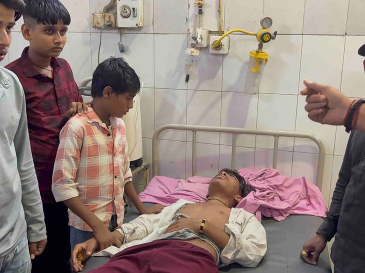 Bike collision in Deeg, three youths seriously injured | डीग में बाइक भिड़ंत, तीन युवक गंभीर घायल: एक हायर सेंटर रेफर, जन्मदिन पार्टी से लौट रहे थे – Deeg News Bike collision in Deeg, three youths seriously injured | डीग में बाइक भिड़ंत, तीन युवक गंभीर घायल: एक हायर सेंटर रेफर, जन्मदिन पार्टी से लौट रहे थे – Deeg News