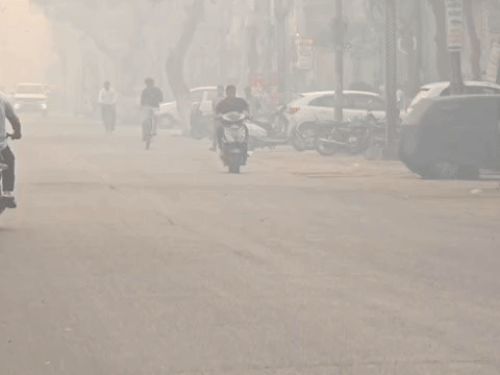 दिल्ली में BS-4 और BS-5 वाहनों की एंट्री बंद:सोनीपत में सीजन की पहली धुंध पड़ी; आंखों में जलन, ठंड का एहसास- INA NEWS