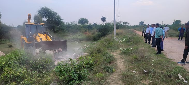 The BDA team demolished 200 illegal structures built on 10 hectares of land in 7 colonies. | 7 कॉलोनियों में बीडीए की टीम ने 10 हेक्टेयर भूमि में बनाए 200 अवैध निर्माण किए ध्वस्त – Bharatpur News The BDA team demolished 200 illegal structures built on 10 hectares of land in 7 colonies. | 7 कॉलोनियों में बीडीए की टीम ने 10 हेक्टेयर भूमि में बनाए 200 अवैध निर्माण किए ध्वस्त – Bharatpur News