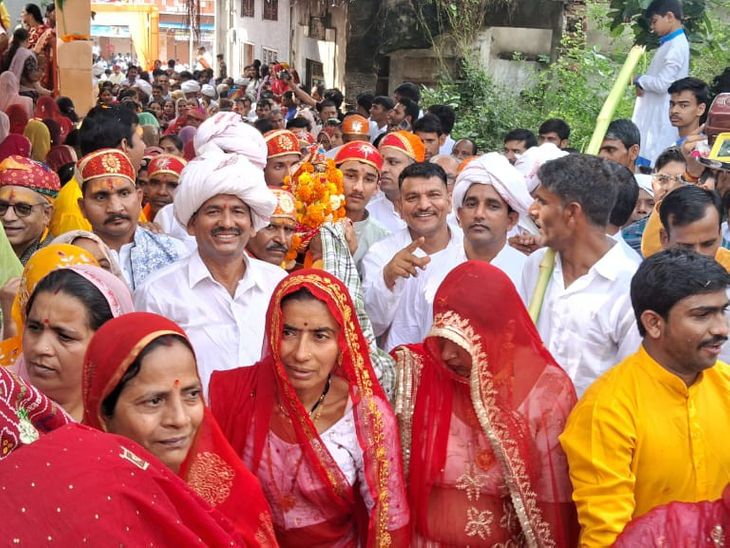 Shaligram-Tulsi marriage solemnized in Amarpura of Salumbhar | सलूंबर के अमरपुरा में शालिग्राम-तुलसी का विवाह संपन्न: सर्व समाज ने वैदिक रीति से किया आयोजन, पूरे गांव में शोभायात्रा निकाली – Salumber News