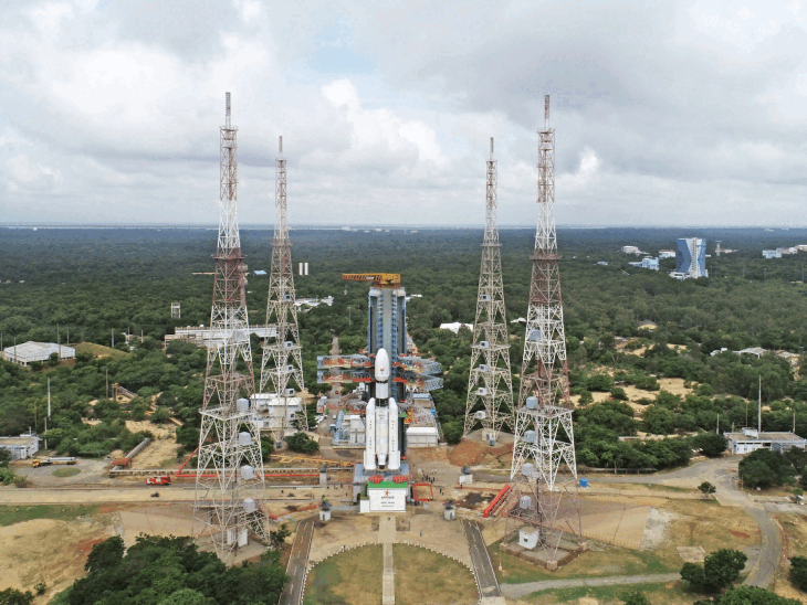 ISRO to launch heaviest communication satellite today | भारतीय जमीन से सबसे भारी सैटेलाइट लॉन्च करेगा इसरो: कम्युनिकेशन सैटेलाइट का वजन 4400 किलो; कारगिल जंग के बाद बनाया खुद का सैटेलाइट नेटवर्क