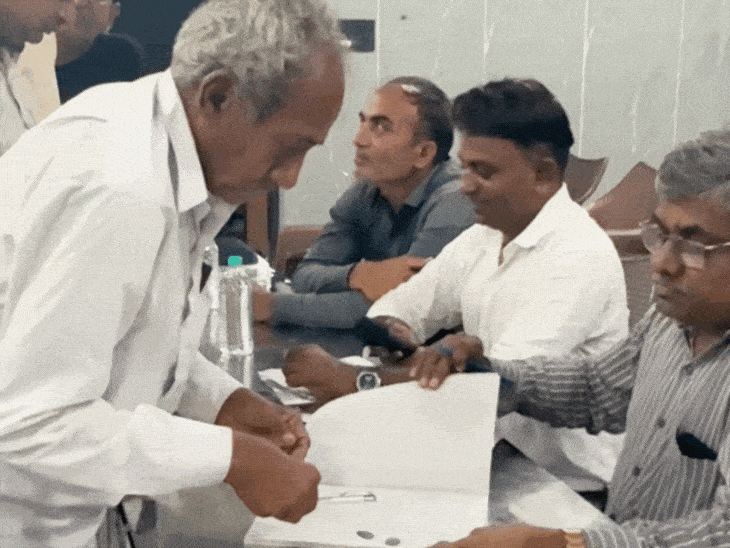 गुजरात में कारोबारी ने पूरे गांव का कर्ज चुकाया:  किसानों पर 90 लाख का कर्ज था, मां की पुण्यतिथि पर पूरे पैसे बैंक में जमा कराए