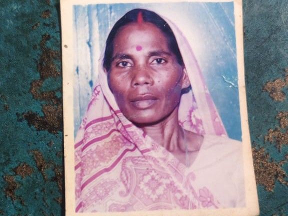 An old woman died after being bitten by a poisonous insect in a field ...